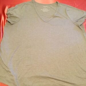 Torrid Classic Fit Grey V-Neck Size 4X